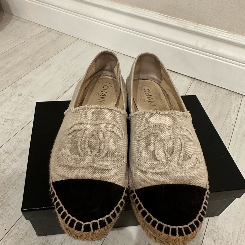 Chanel black/ivory linen espadrilles (size 39)
